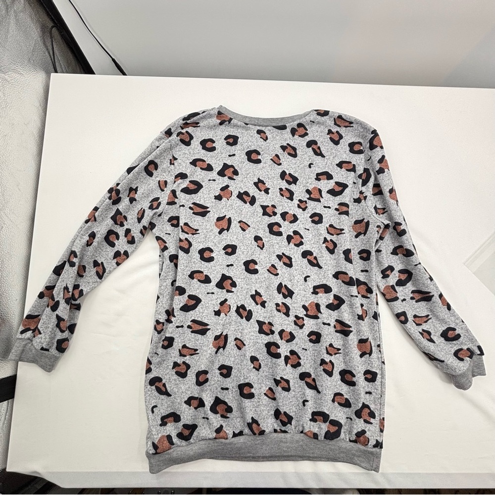 Women’s Leopard Pullover in Grey with Black and Brown spots in Size Large - Picture 7 of 8